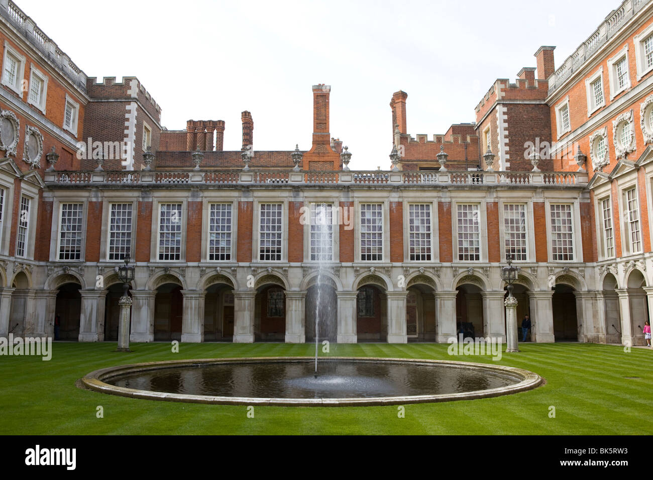 Ein Innenhof mit Garten in Hampton Court Palace Stockfoto