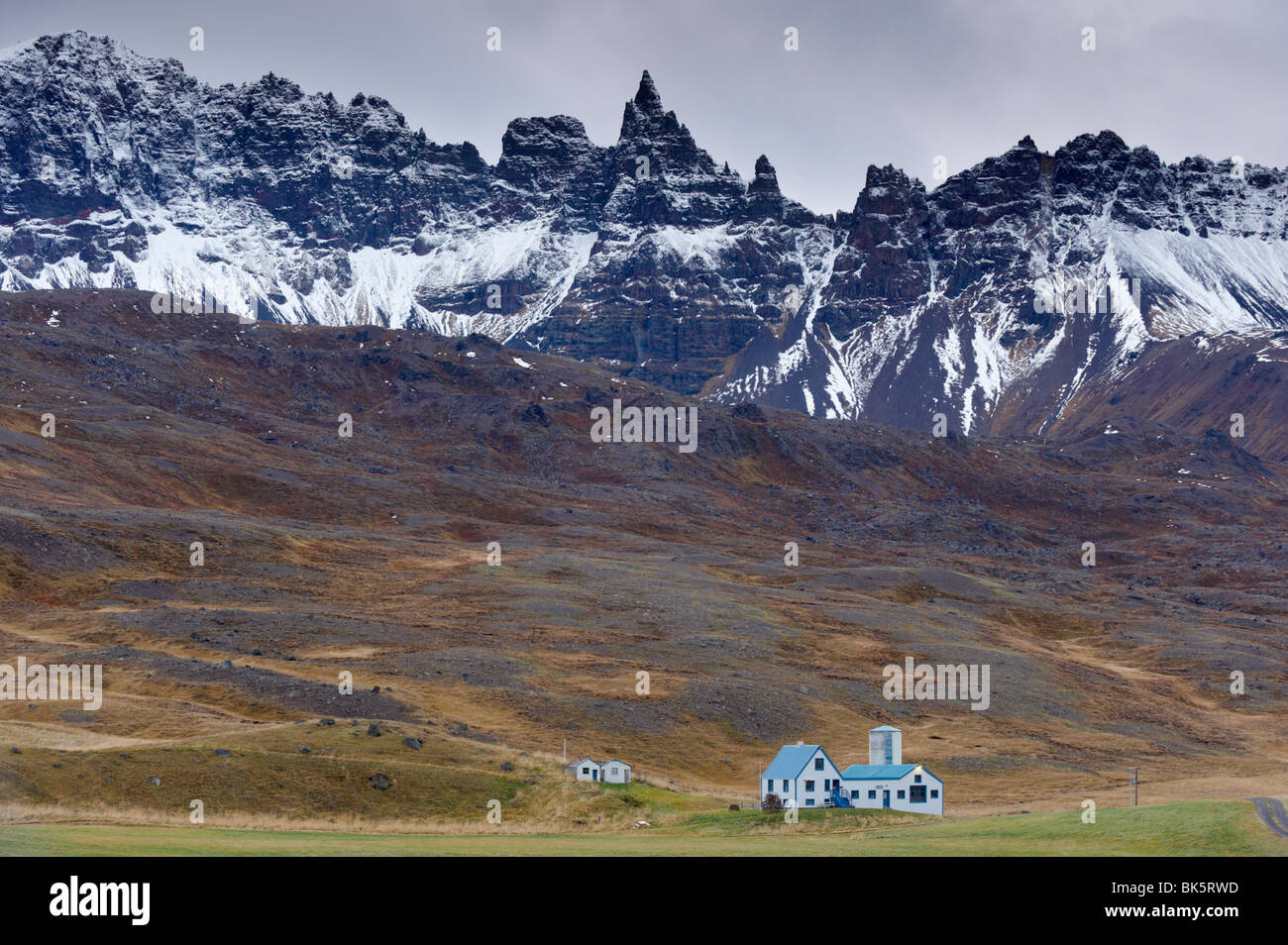 Bauernhof und spektakulären felsigen Türme, 1188 m, am Hals, im Oxnadalur Tal, in der Nähe von Akureyri, North Coast, Island, Polarregionen Stockfoto