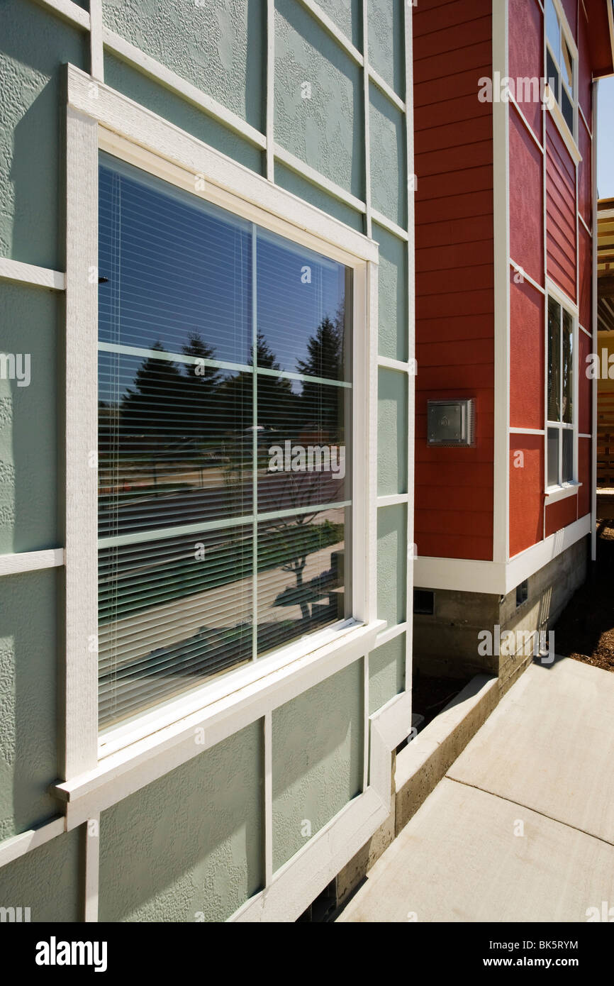 Eine Nahaufnahme eines Hauses mit Abstellgleis und Windows. Stockfoto