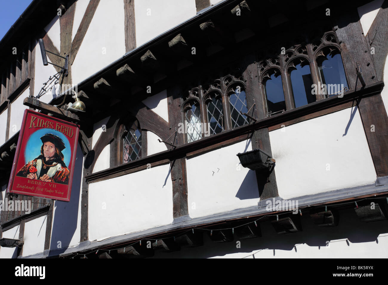 Tudor fronted Architektur das Kings Head Public House, am Fuße des Mardol, Shrewsbury, Shropshire, England. Stockfoto
