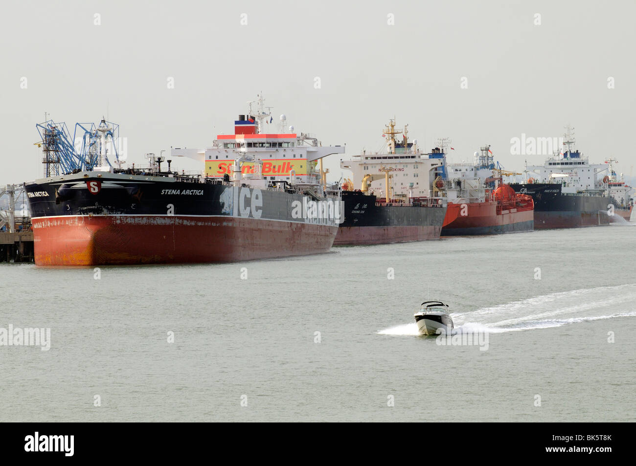 Bulk Kraftstoff Träger Schiffe vor Anker neben Fawley Marine Terminal am Southampton Water südlichen England UK Stockfoto