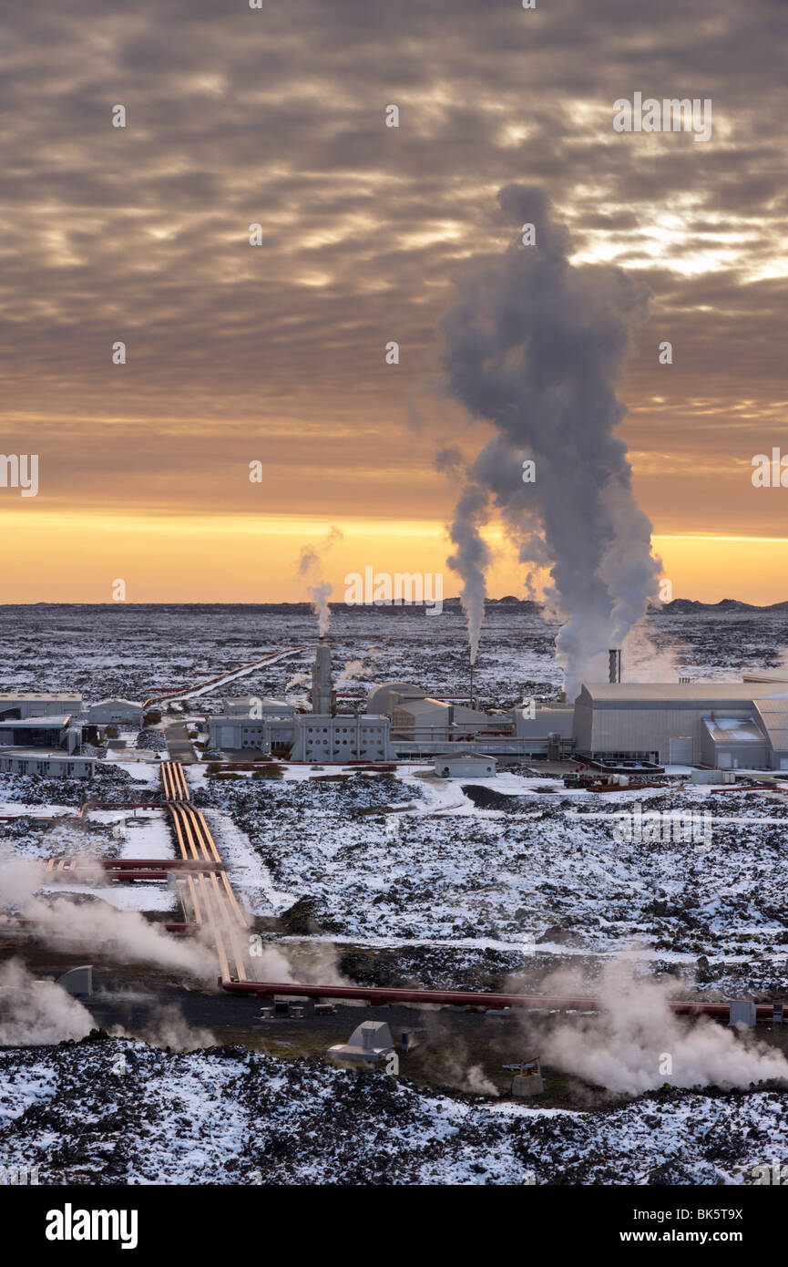 Geothermische Kraftwerk Svartsengi (blaue Lagune) bei Sonnenuntergang, Grindavik, Halbinsel Reykjanes, Island, Polarregionen Stockfoto