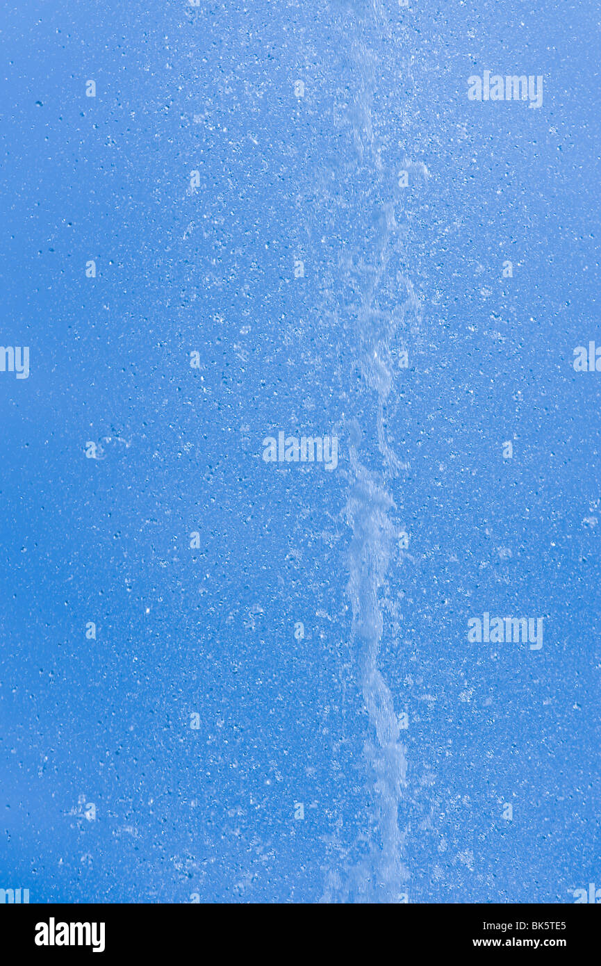 Wassertropfen von Wasser-Brunnen gegen blauen Himmel Stockfoto