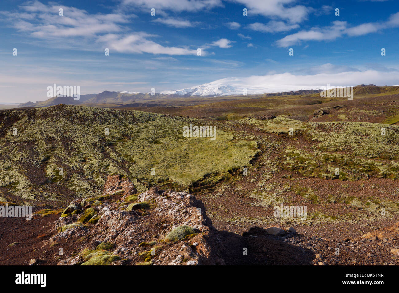 Lavafelder, Mýrdalsjökull Gletscher in der Ferne, in der Nähe von Vik, South Island, Island, Polarregionen Stockfoto