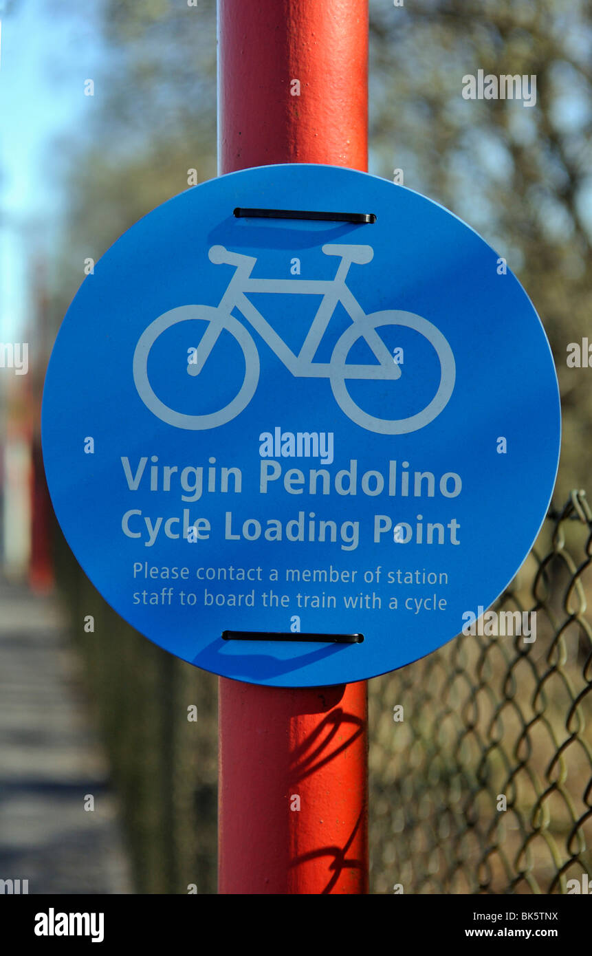 Ankündigung, Jungfrau Pendolino Zyklus Ladestelle. Oxenholme Rail Station, Cumbria, England, Vereinigtes Königreich Europas. Stockfoto