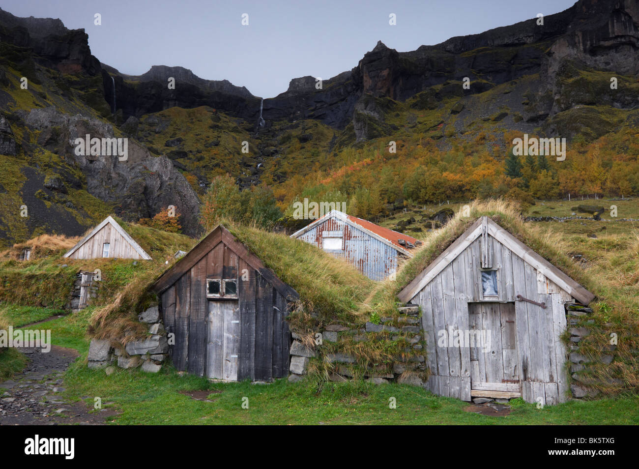 Wirtschaftsgebäude am Nupsstadur, unter Lomagnupur Klippen, aus dem 18 und 19. Jahrhundert, South Island, Island Stockfoto