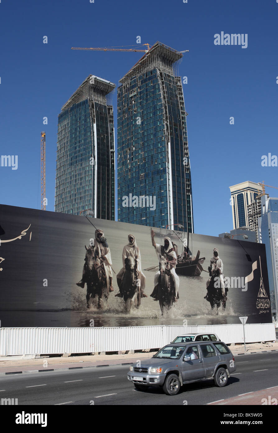 Gebäude-Bauzaun mit einem Beduinen-Motiv auf einem Hochhaus Baustelle im Stadtteil West Bay, Doha Stockfoto