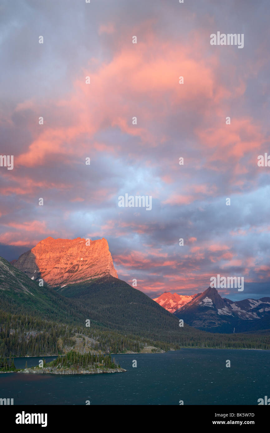 Wolken in der Morgendämmerung, St. Mary Lake, Glacier National Park, Montana, Vereinigte Staaten von Amerika, Nordamerika Stockfoto
