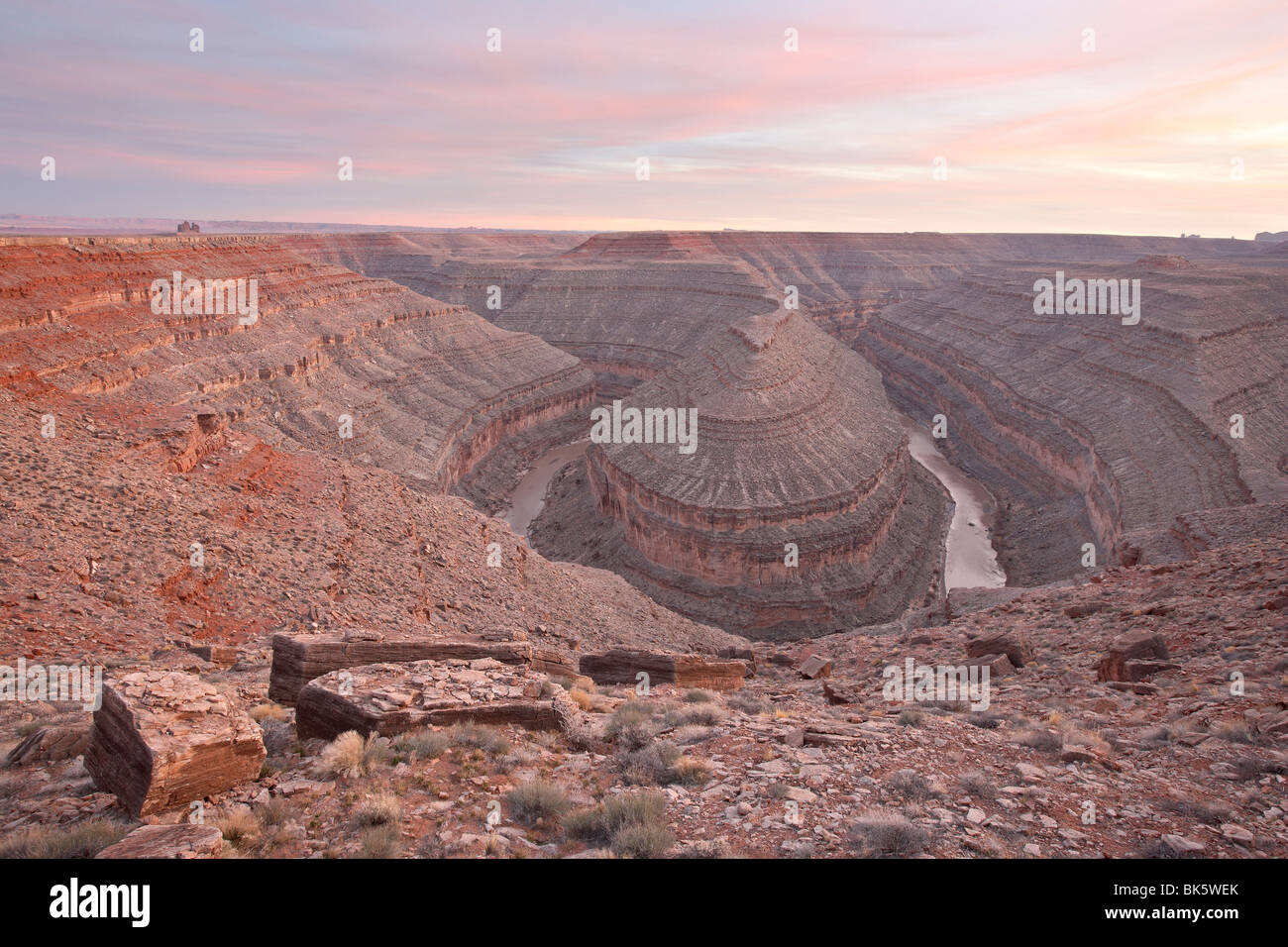 Schwanenhälse bei Sonnenuntergang, Goosenecks State Park, Utah, Vereinigte Staaten von Amerika, Nordamerika Stockfoto