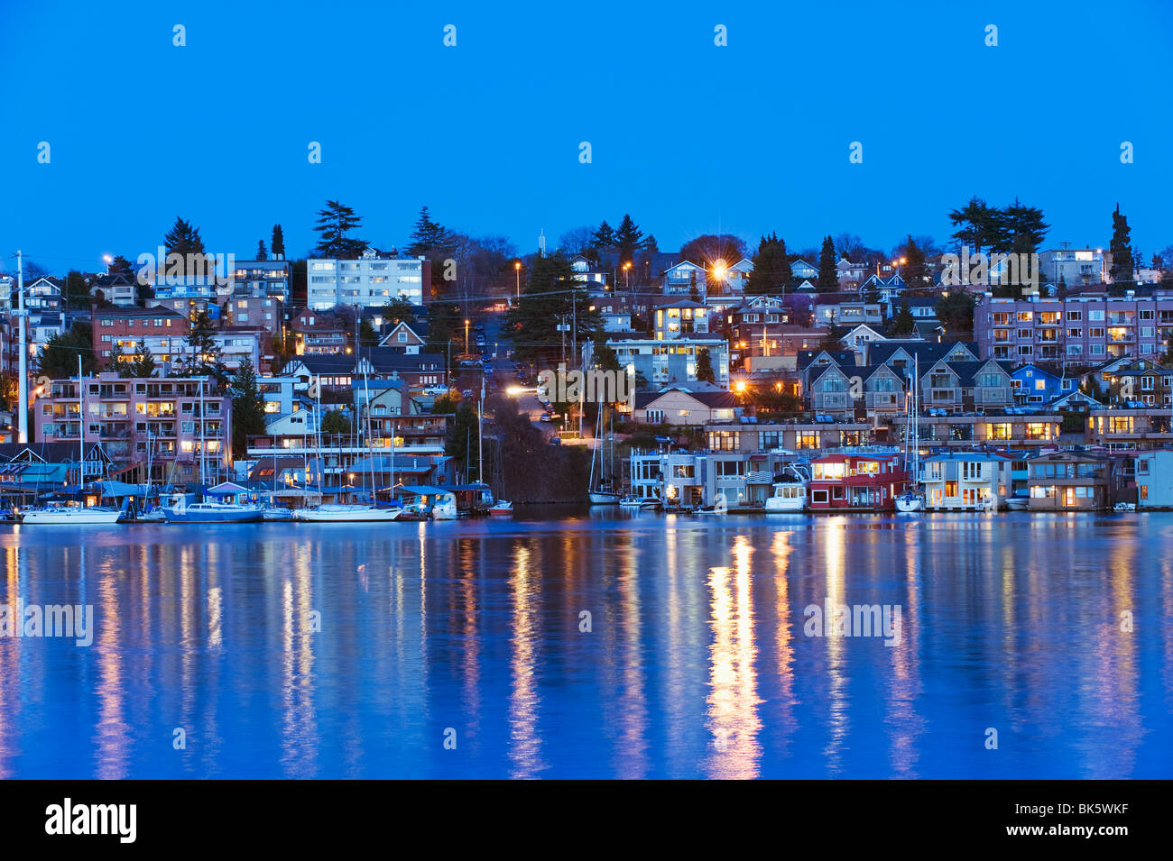 Wohnhäuser am Lake Union, Seattle, Bundesstaat Washington, Vereinigte Staaten von Amerika, Nordamerika Stockfoto