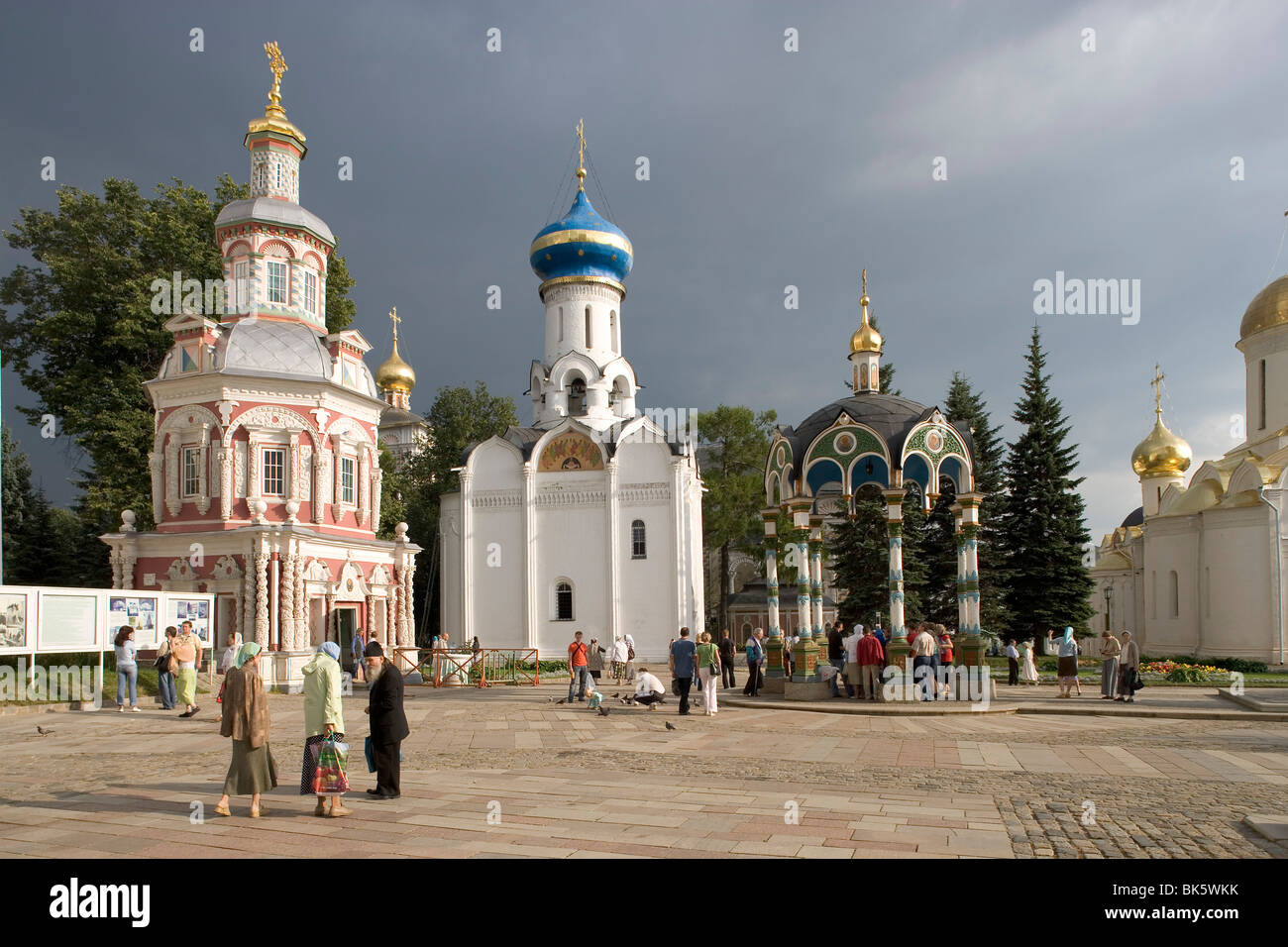 Russland Goldring Sergijew Posad Dreiheit-Str. Sergius Laura 1780 Klosterkirche des Heiligen Geistes 1476 Brunnen Pools 1872 Stockfoto