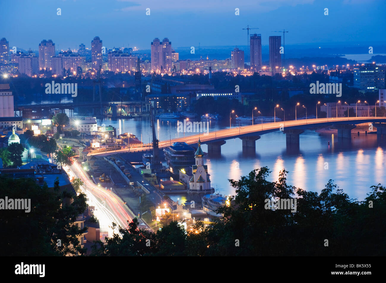 Lichter beleuchten Stadtteil Podil und Dnjepr-Gebiet bei Nacht, Kiew, Ukraine, Europa Stockfoto