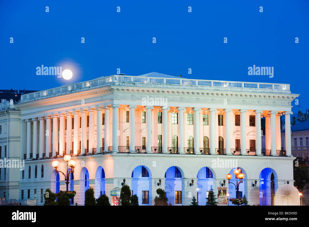 Mond steigt über National Music Academy, Maidan Nezalezhnosti (Unabhängigkeitsplatz), Kiew, Ukraine, Europa Stockfoto