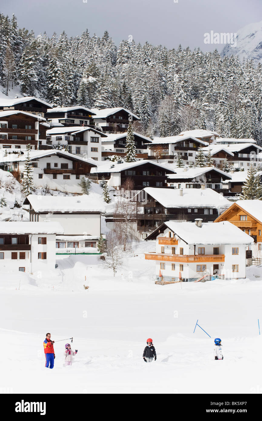 Kinder auf ein Schlepplift am Kindergarten Ski Schule, Seefeld Ski Resort, Tirol, Österreich, Europa Stockfoto