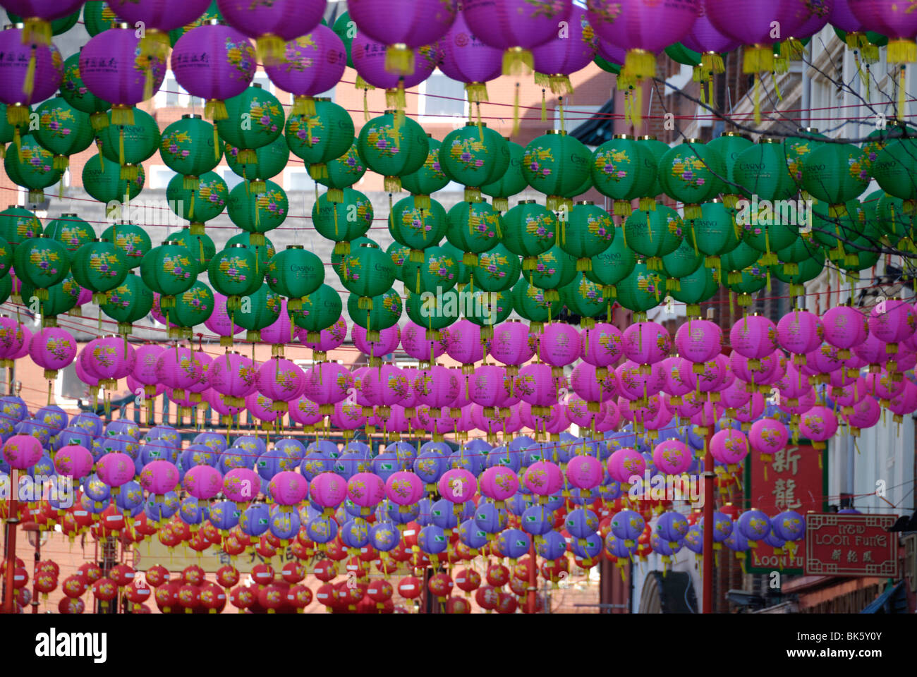 Farbige Laternen feiert das chinesische Neujahr, Chinatown, London, England Stockfoto