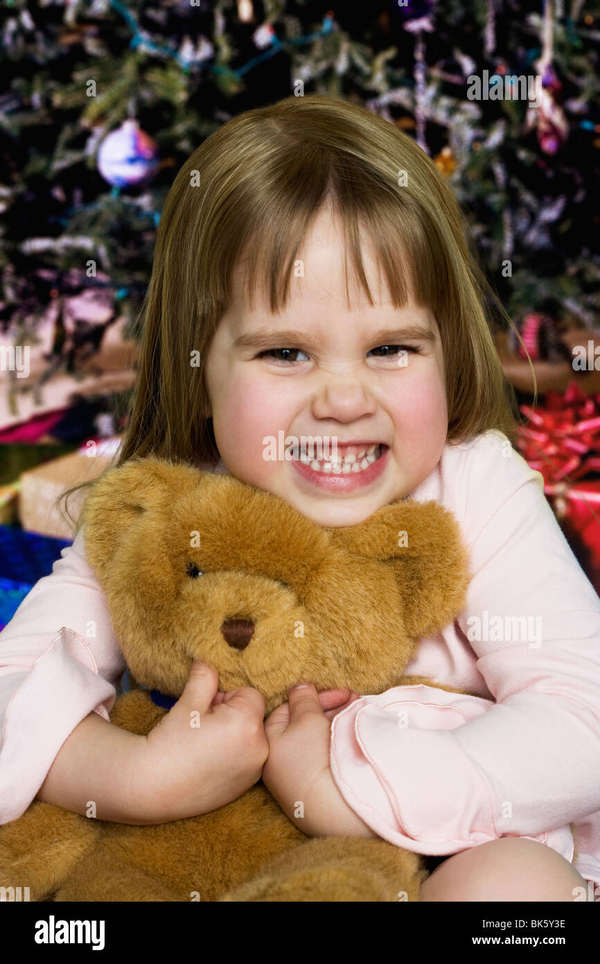 Porträt eines Mädchens hält einen Teddybär Stockfoto