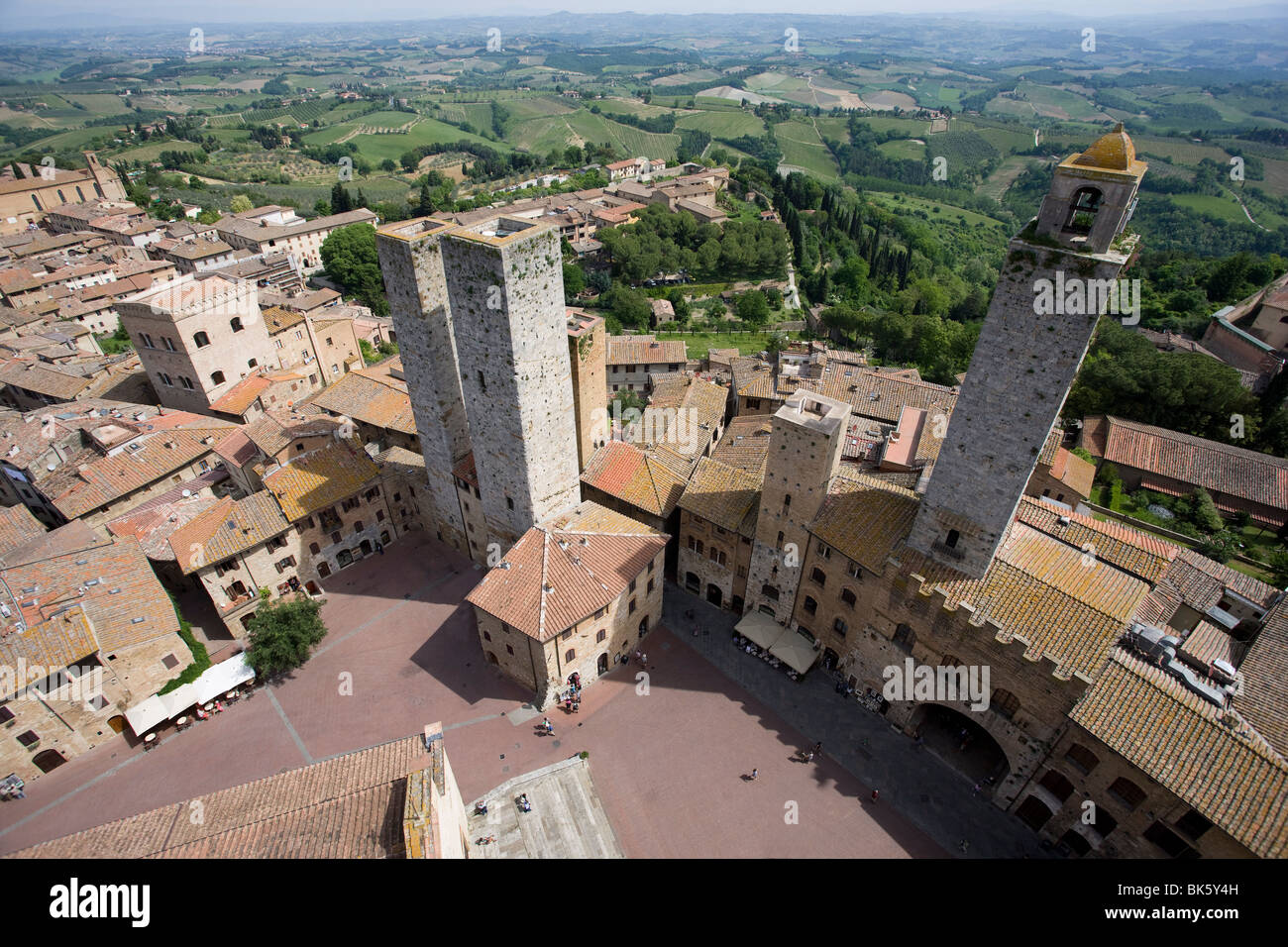 Luftaufnahme von Sam Gimignano eines seiner mittelalterlichen Steintürme, UNESCO-Weltkulturerbe, Toskana, Italien, Europa Stockfoto