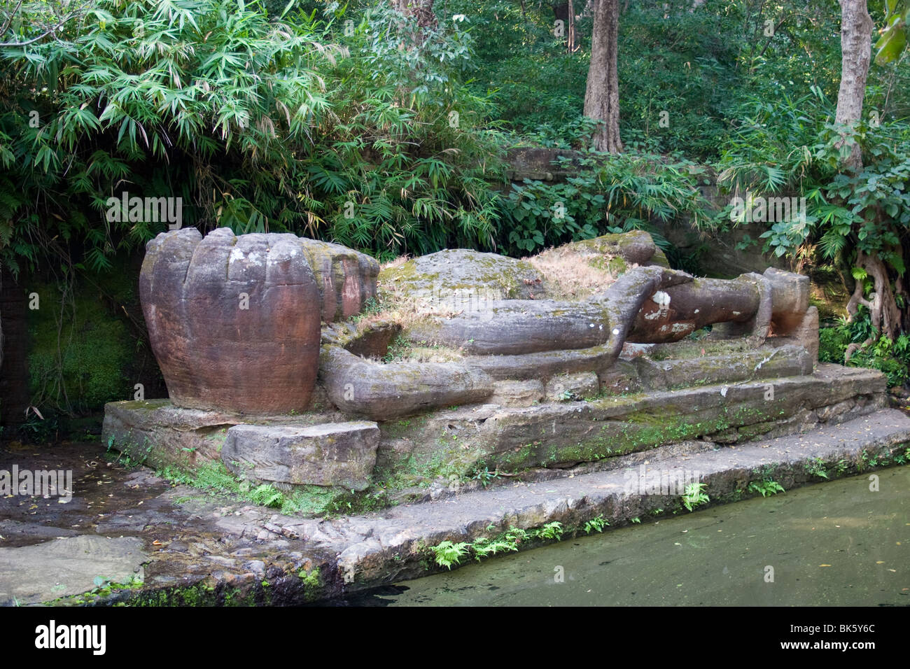 Shesh-Saiya, eine Statue von Lord Vishnu Bandhavgarh National Park Stockfoto