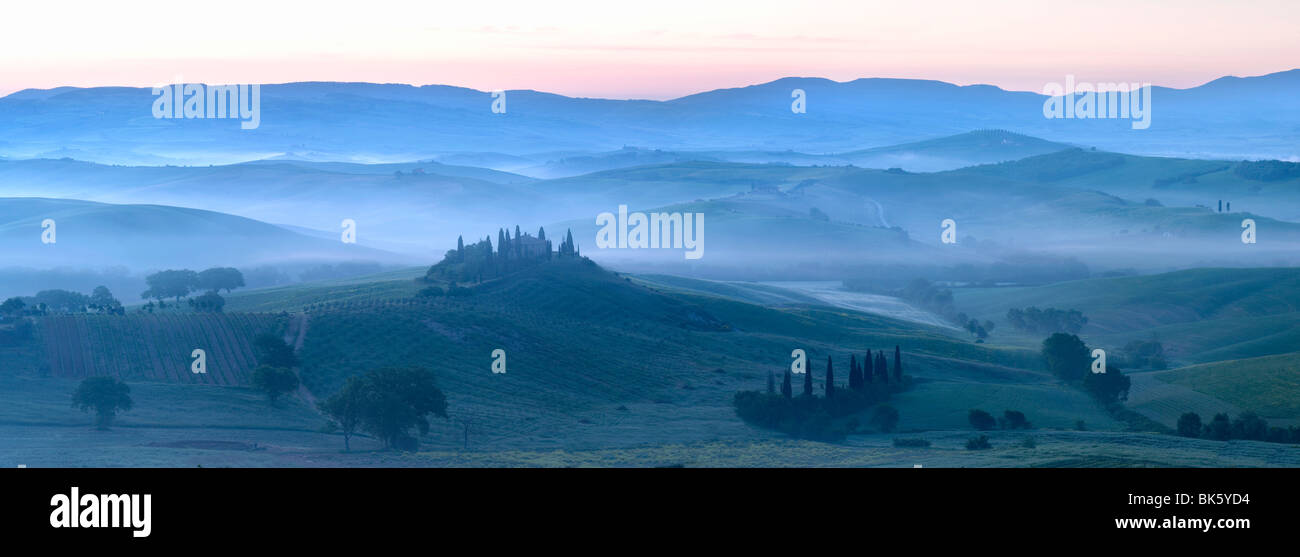 Misty Dawn Panoramablick über Val d ' Orcia, UNESCO-Weltkulturerbe, San Quirico d ' Orcia, in der Nähe von Pienza, Toskana, Italien Stockfoto