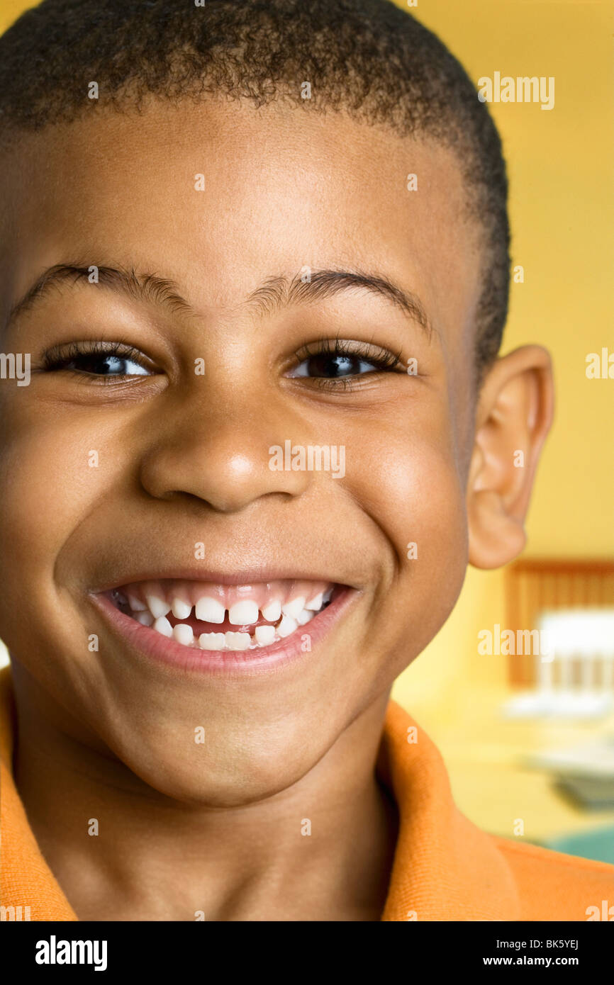 Bildnis eines Knaben lächelnd Stockfoto