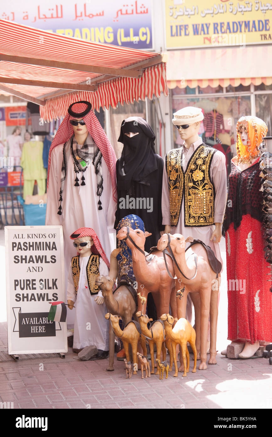 Geschäft mit traditionellen arabischen Kostüme, Deira, Dubai, Vereinigte Arabische Emirate, Naher Osten Stockfoto