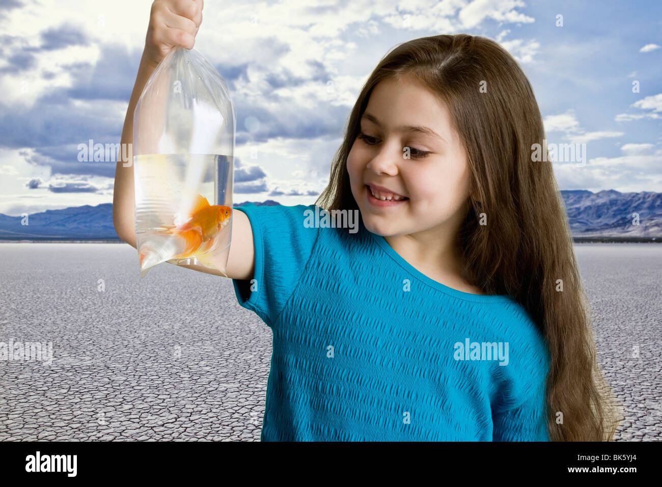 Mädchen beobachten Goldfische in einem Plastikbeutel Stockfoto