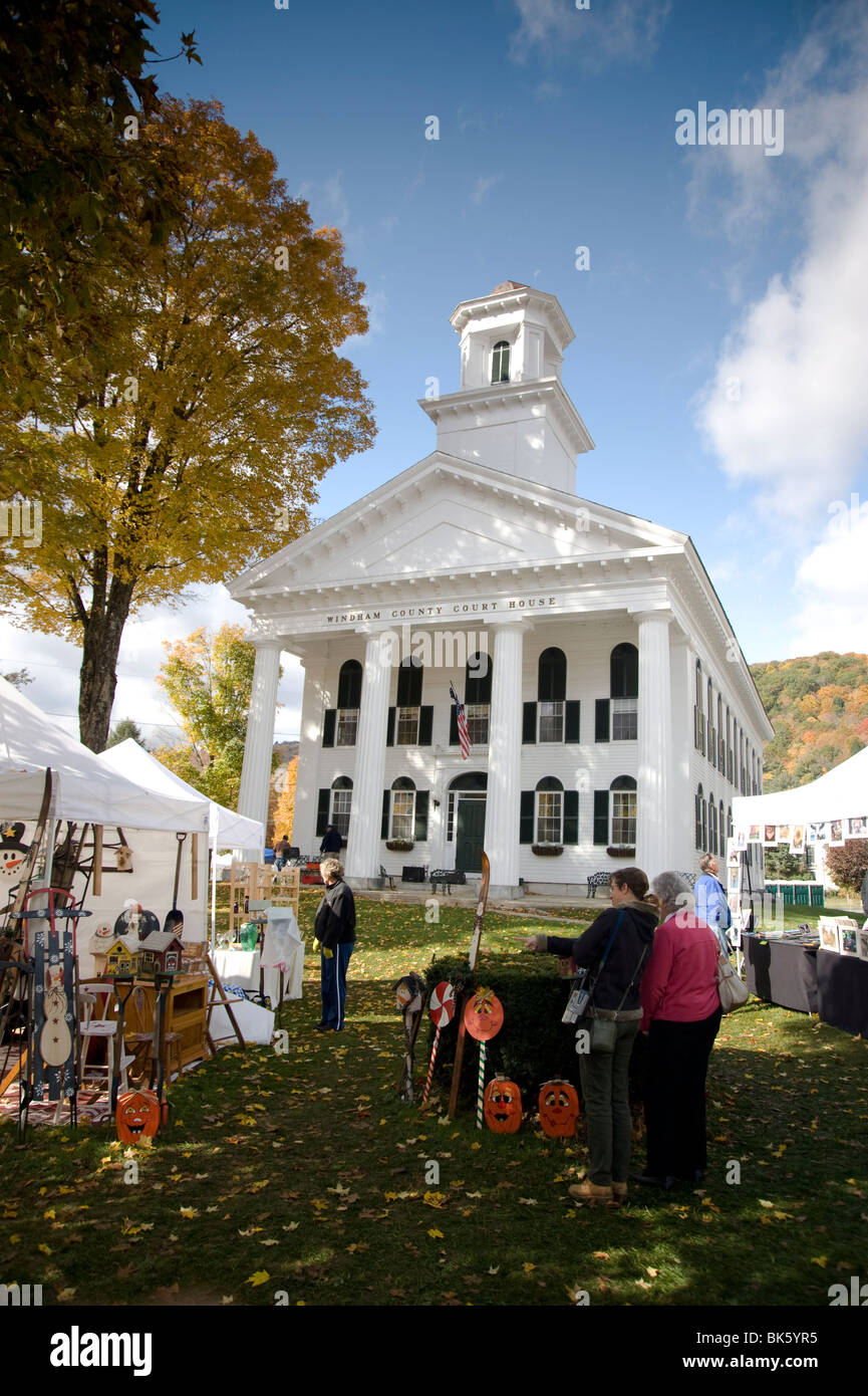 Ein Herbst Handwerkermarkt auf dem Dorfplatz in Newfane, Vermont, New England, Vereinigte Staaten von Amerika, Nordamerika Stockfoto