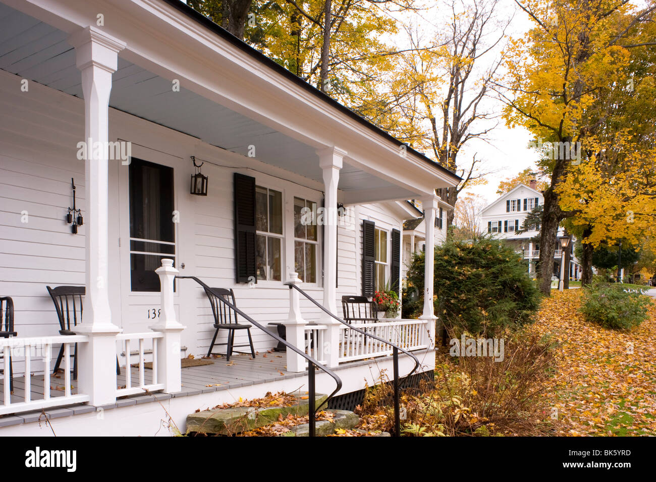Ein altes Haus, umgeben von Herbst Blätter in Grafton, Vermont, New England, Vereinigte Staaten von Amerika, Nordamerika Stockfoto