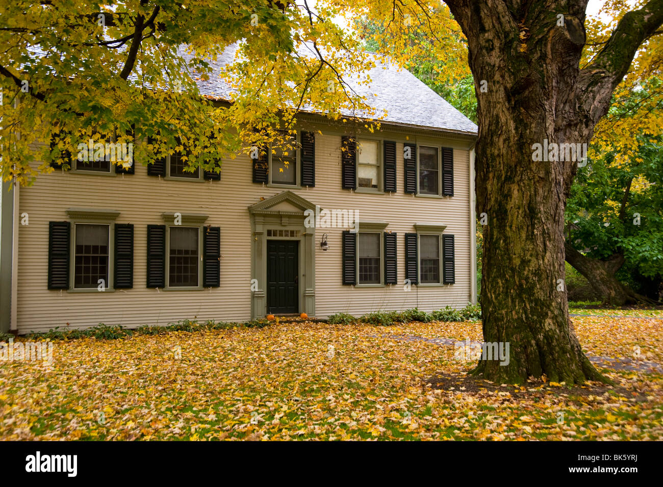 Ein Haus im Kolonialstil umgeben von Herbstlaub in Deerfield, Massachusetts, Neuengland, USA Stockfoto