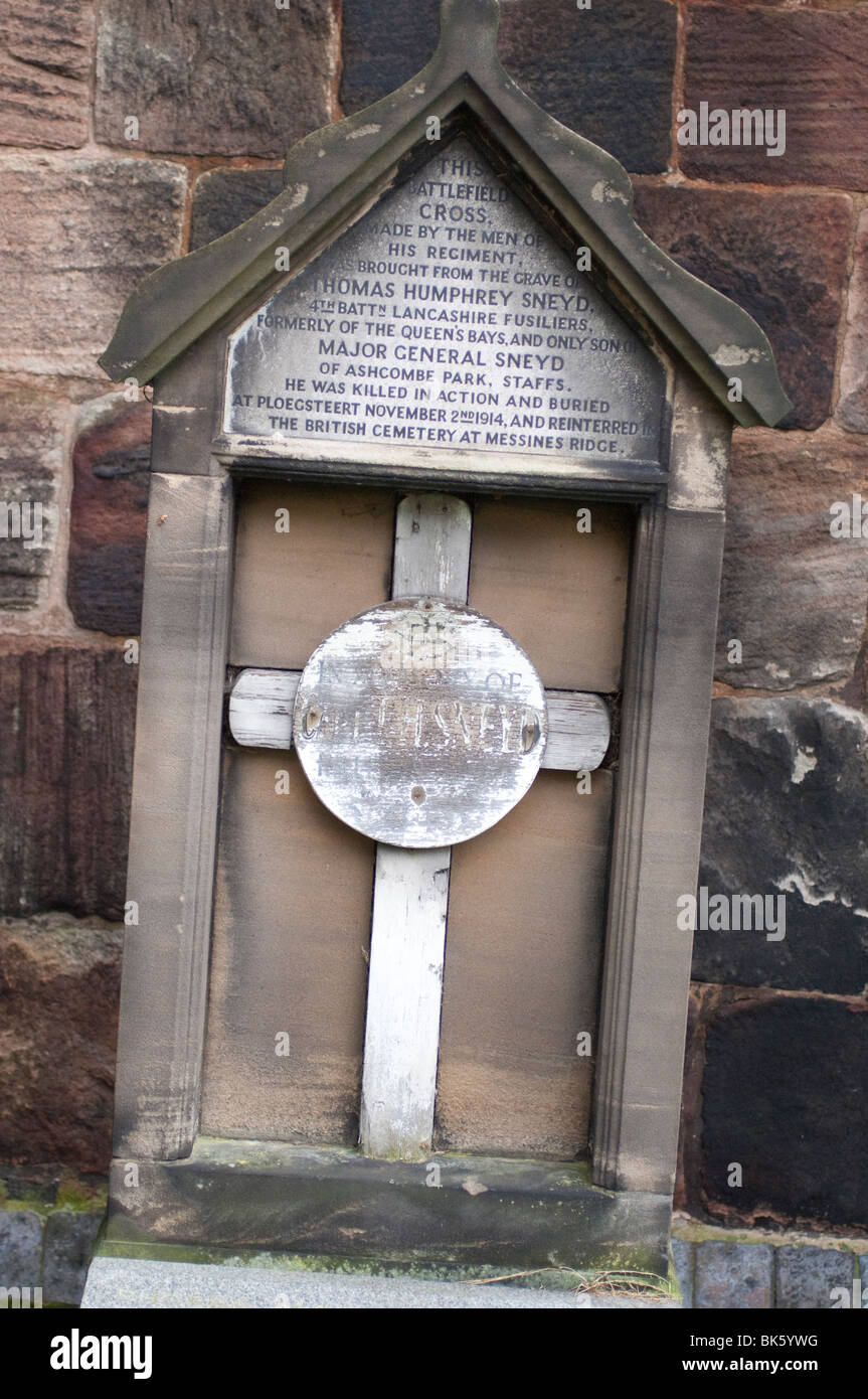 Seltene Schlachtfeld Kreuz in St. Edwards Kirche, Cheddleton, Staffordshire, in Erinnerung an Thomas Humphrey Snyed, getötet Ypern 1914 Stockfoto
