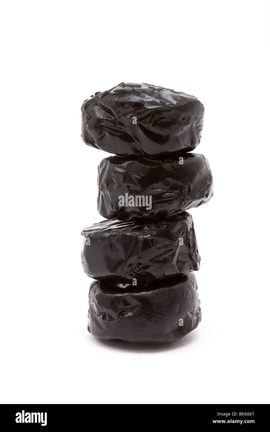 Schwarz glänzenden Lakritz Toffee isoliert vor weißem Hintergrund. Stockfoto