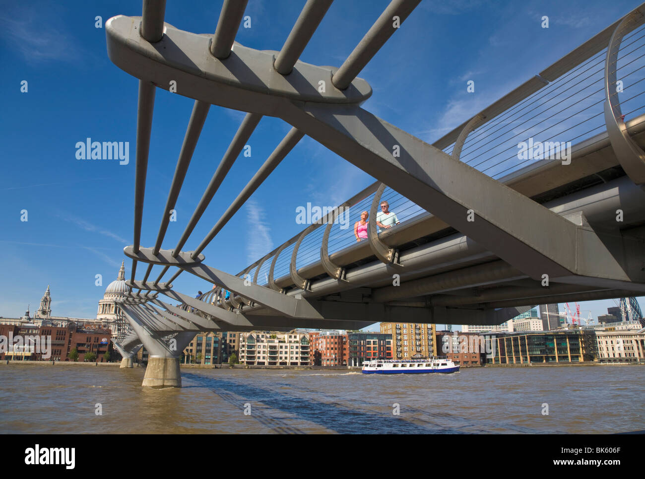 Millennium Bridge und der Themse, London, England Stockfoto