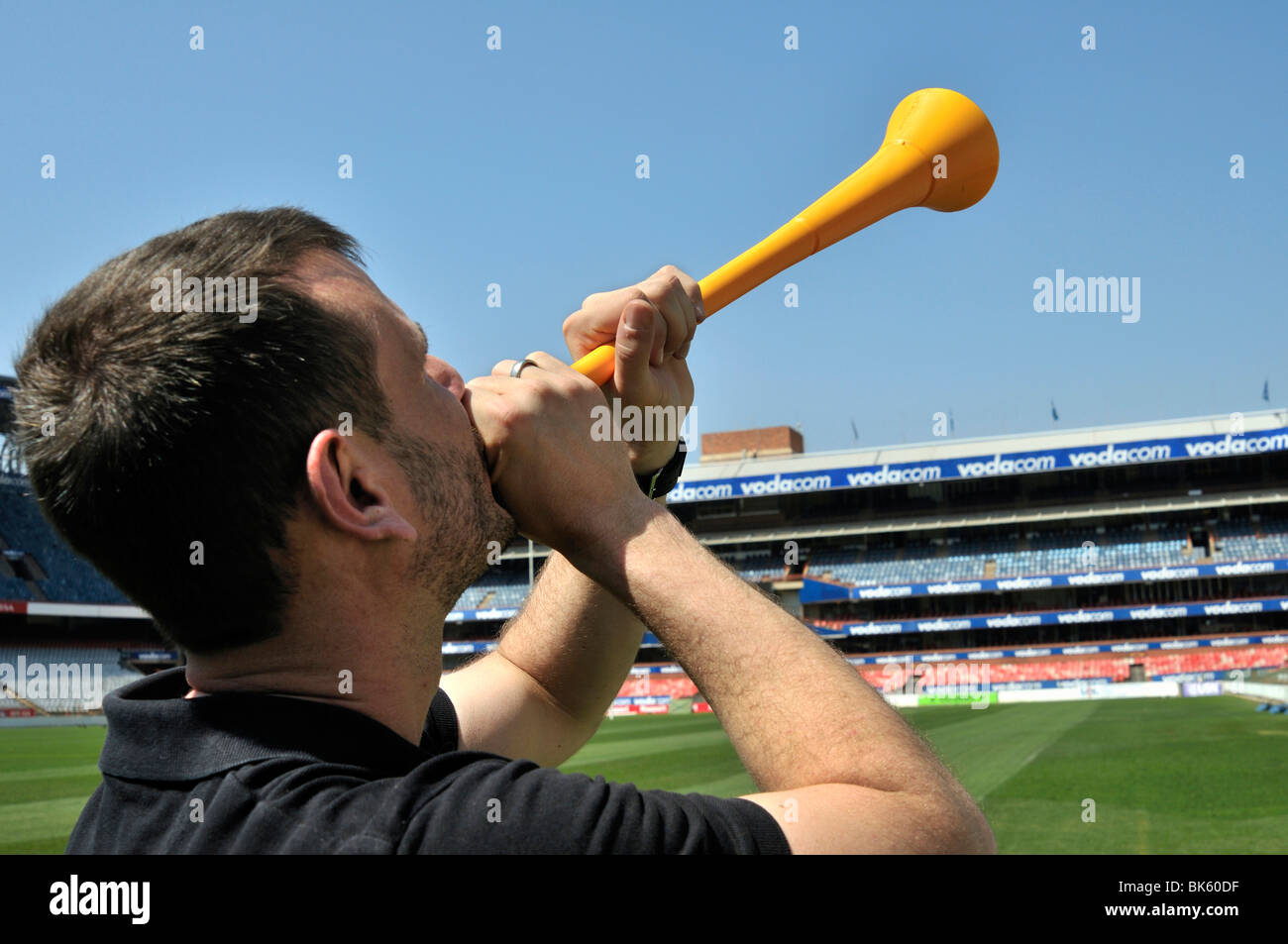 FIFA WM 2010, Fußball-Fan mit einer Vuvuzela, das Musikinstrument des südafrikanischen Fußballfans, Loftus Versfeld Stadion Stockfoto