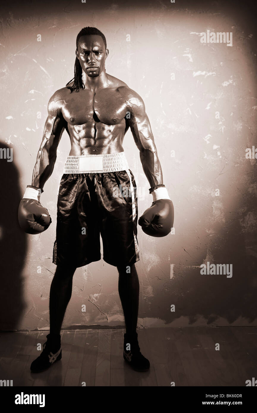 Boxer posiert mit Boxhandschuhe Stockfoto