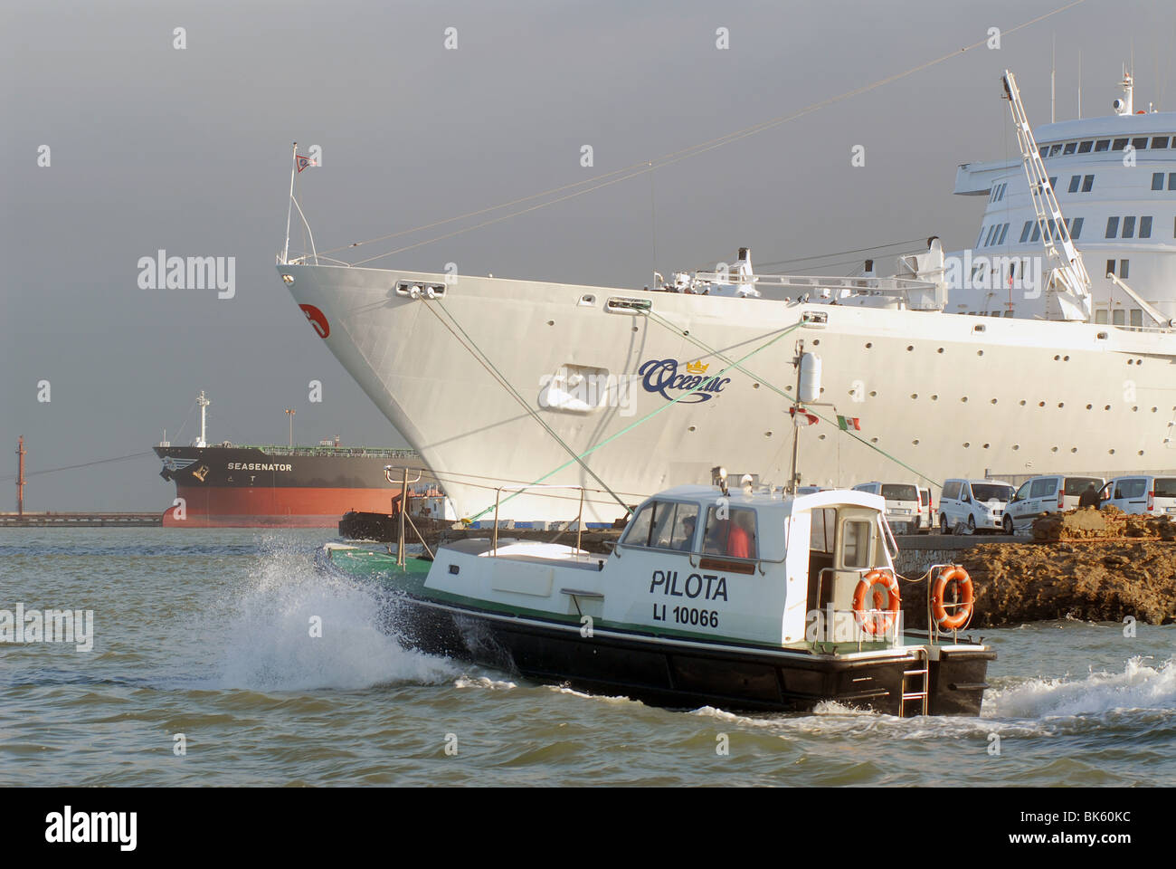 Frachtschiffe Manövrieren im Hafen von Livorno (Italien), Lotsenboot Stockfoto