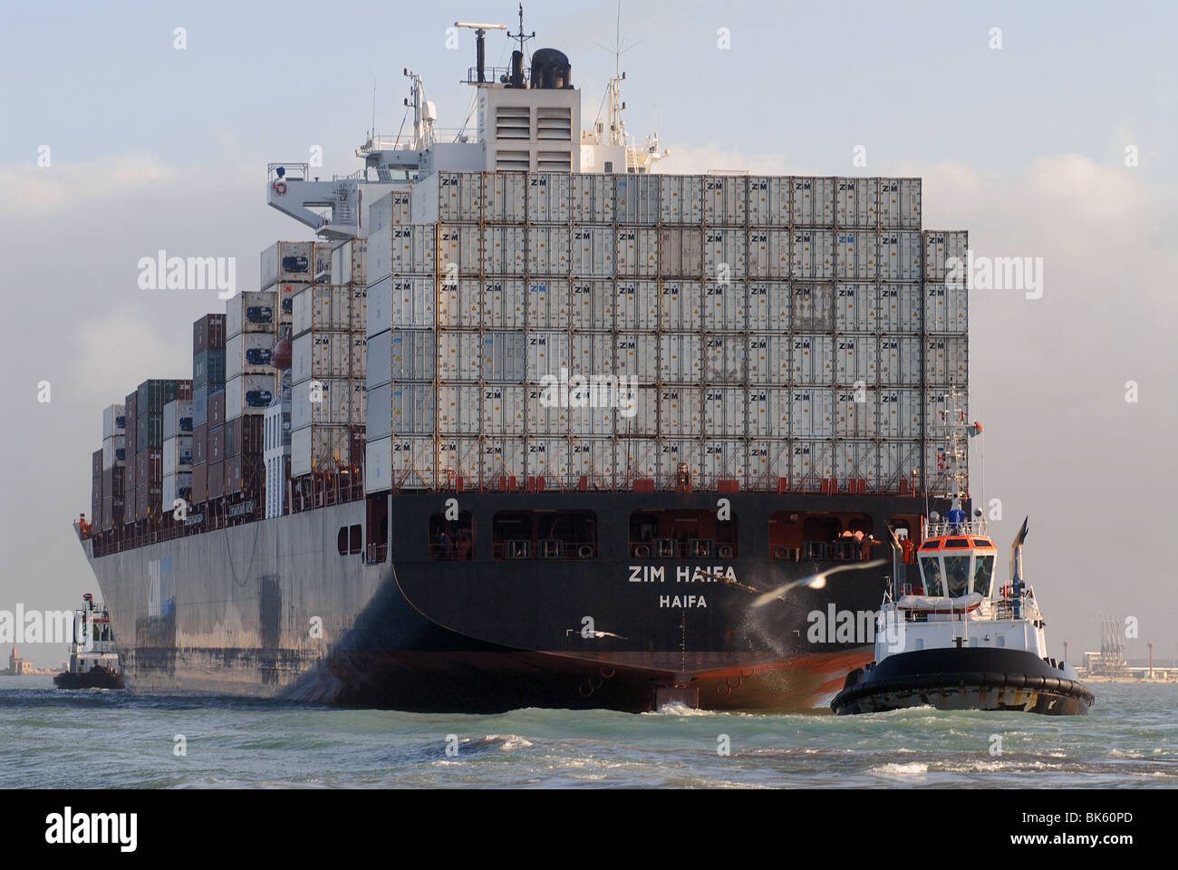 Containerschiff im Hafen von Livorno eingeben Stockfoto
