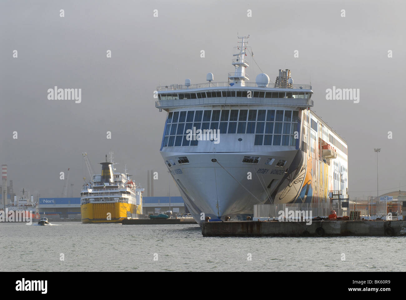 Fähre der Gesellschaft Moby Line im Hafen von Livorno (Italien) Stockfoto