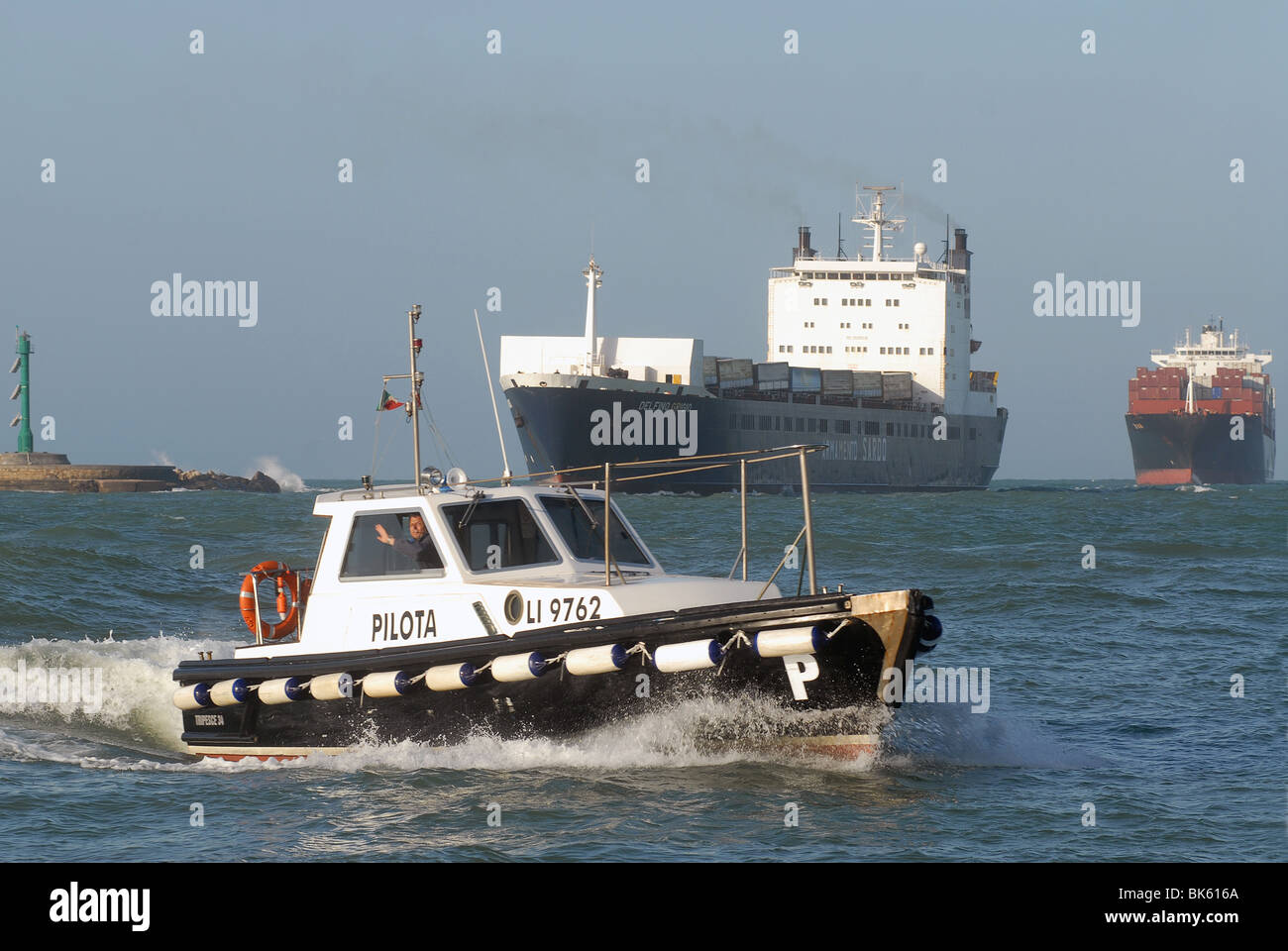 Frachtschiffe Manövrieren im Hafen von Livorno (Italien), Lotsenboot Stockfoto