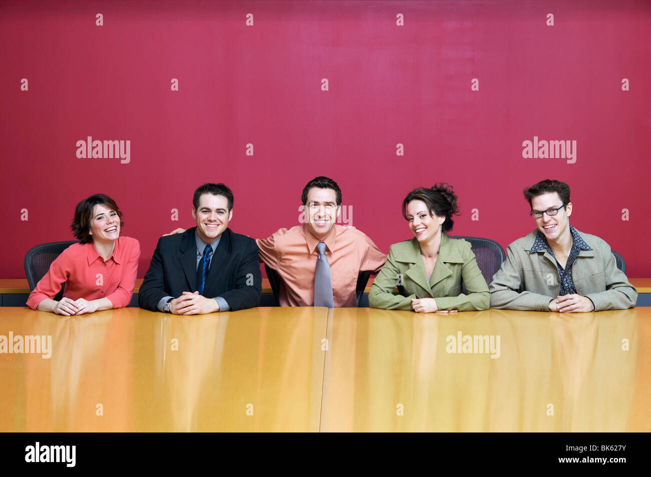 Führungskräfte in Unternehmen sitzen in einem Konferenzraum Stockfoto