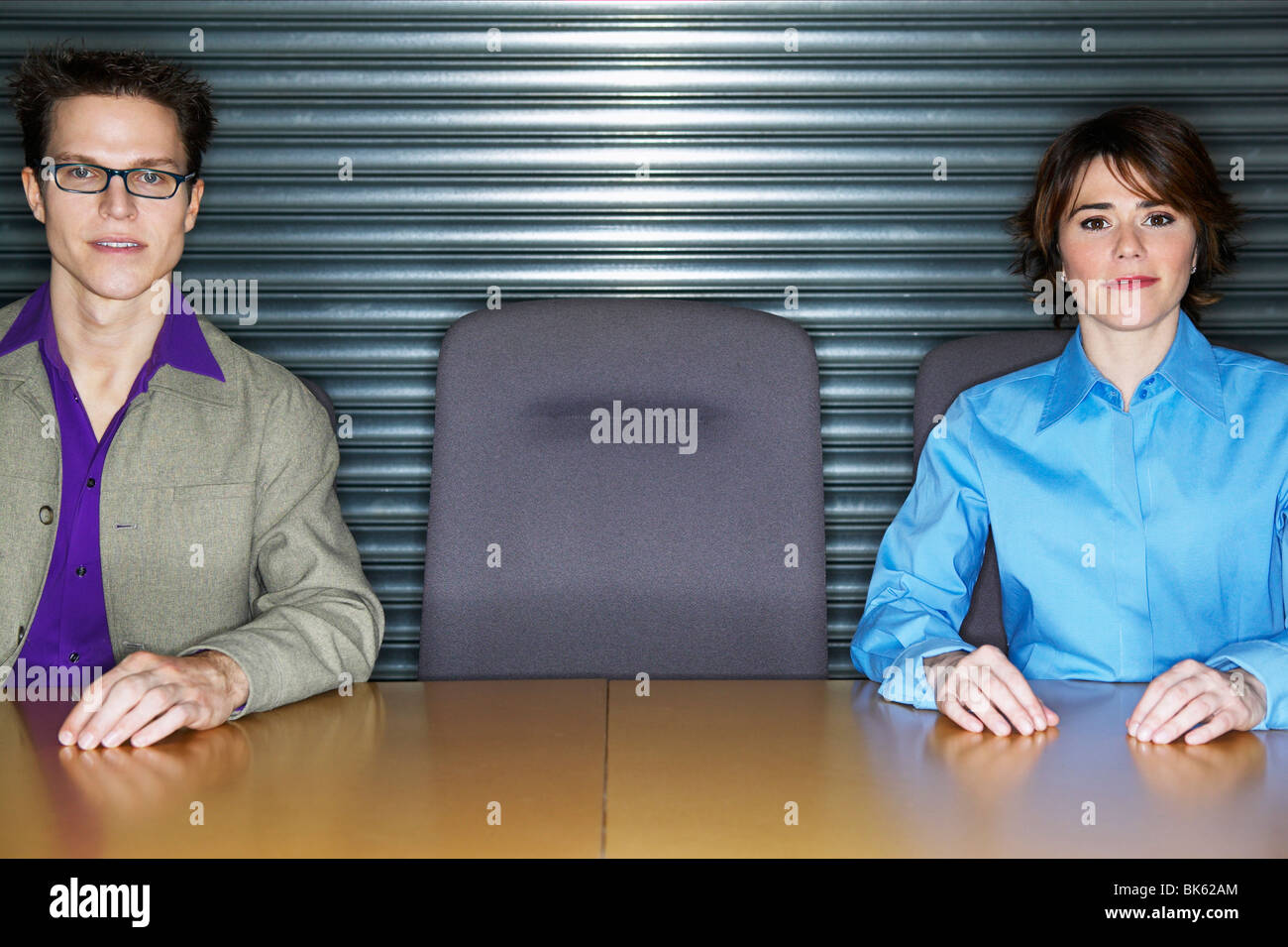 Geschäftsmann und eine Geschäftsfrau, die sitzen in einem Büro Stockfoto