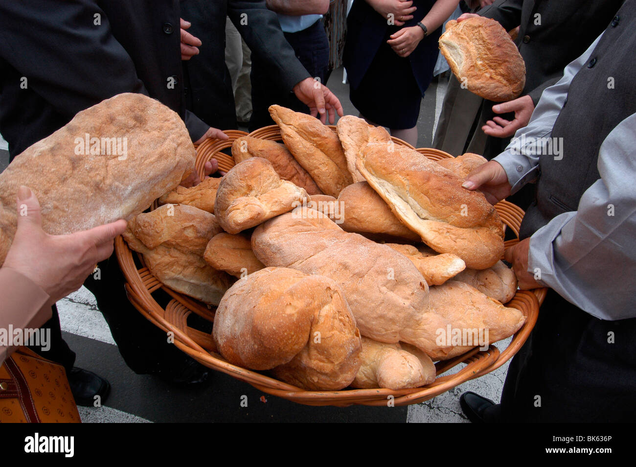 Brot-Verteilung während Espiritu Santo Festival, Vila Nova, Azoren, Portugal, Europa Stockfoto
