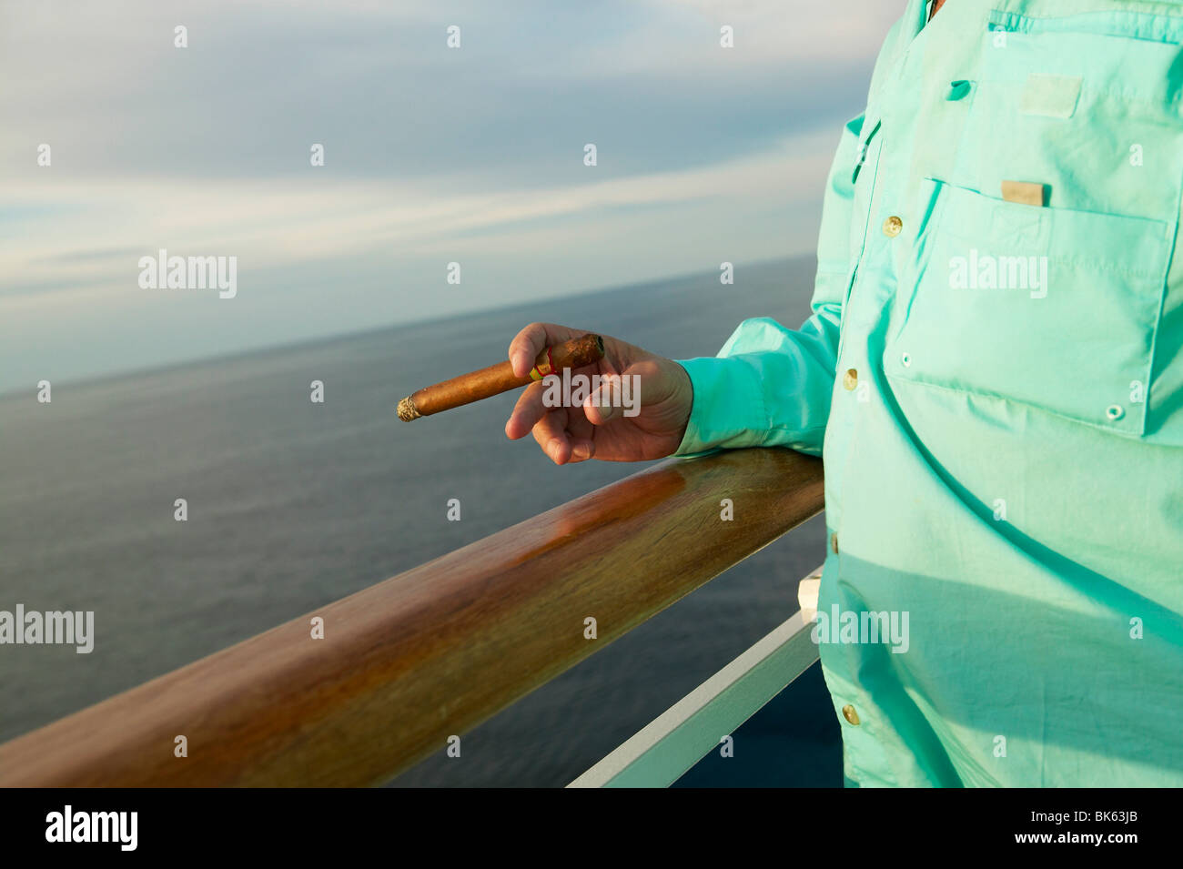 Man raucht eine Zigarre auf einem Kreuzfahrtschiff Stockfoto