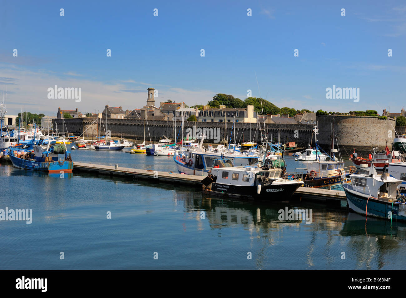 Alten ummauerten Stadt gesehen vom Fischerhafen, Concarneau, Finistere, Bretagne, Frankreich, Europa Stockfoto