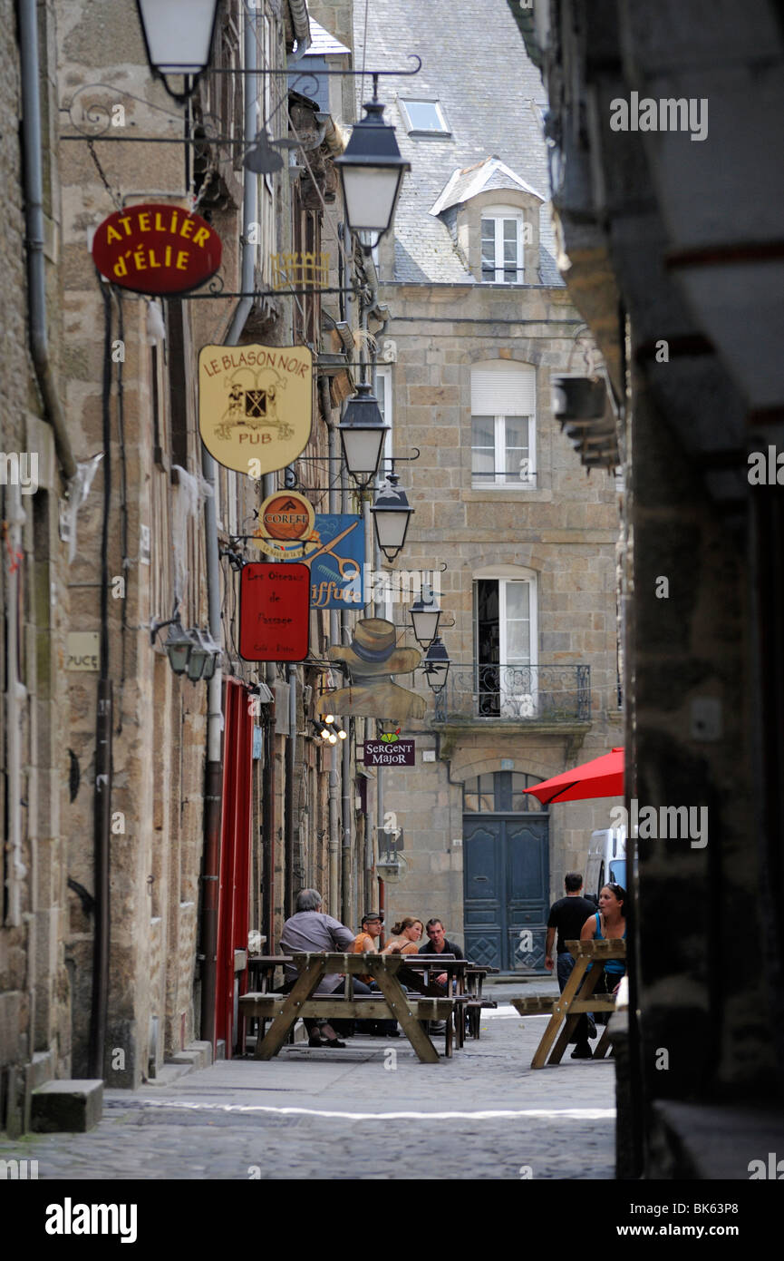 Straße von Laternen und traditionellen Zeichen, Dinan, Côtes d ' Armor, Bretagne, Frankreich Stockfoto