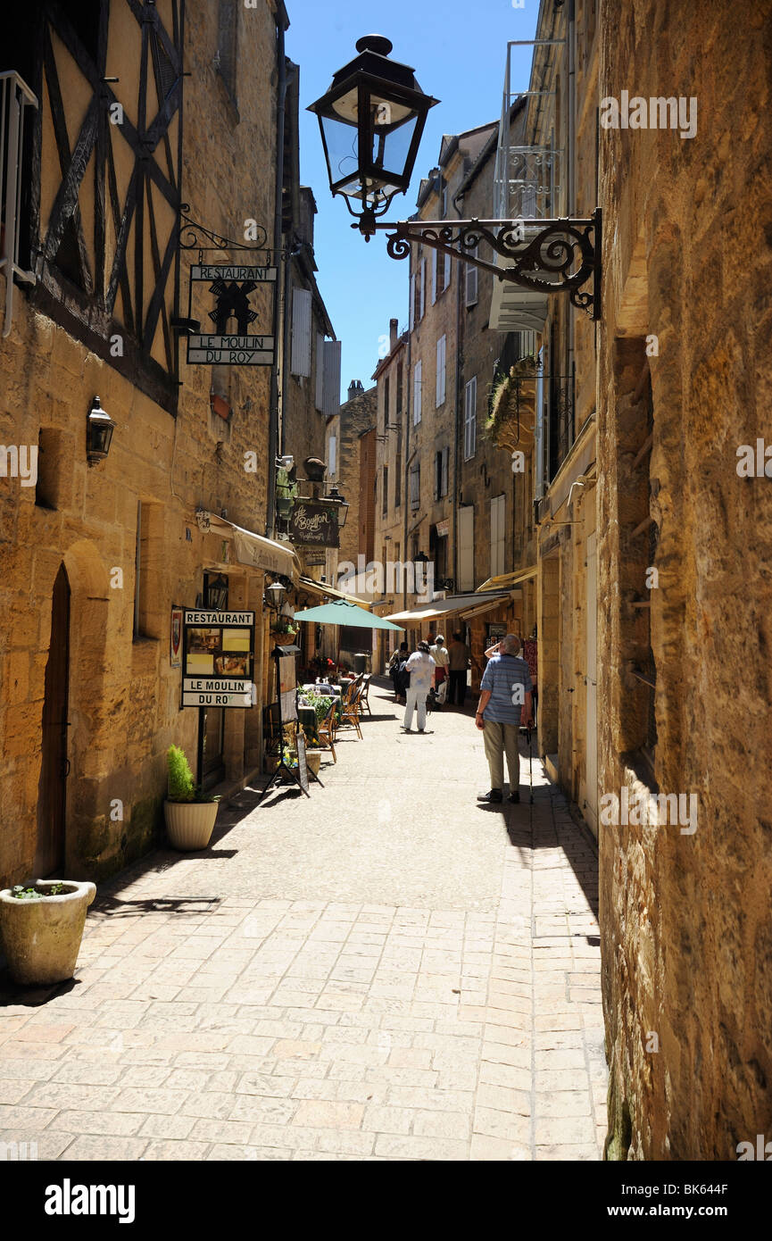 Straße in der mittelalterlichen Altstadt Sarlat, Dordogne, Frankreich. Europa Stockfoto