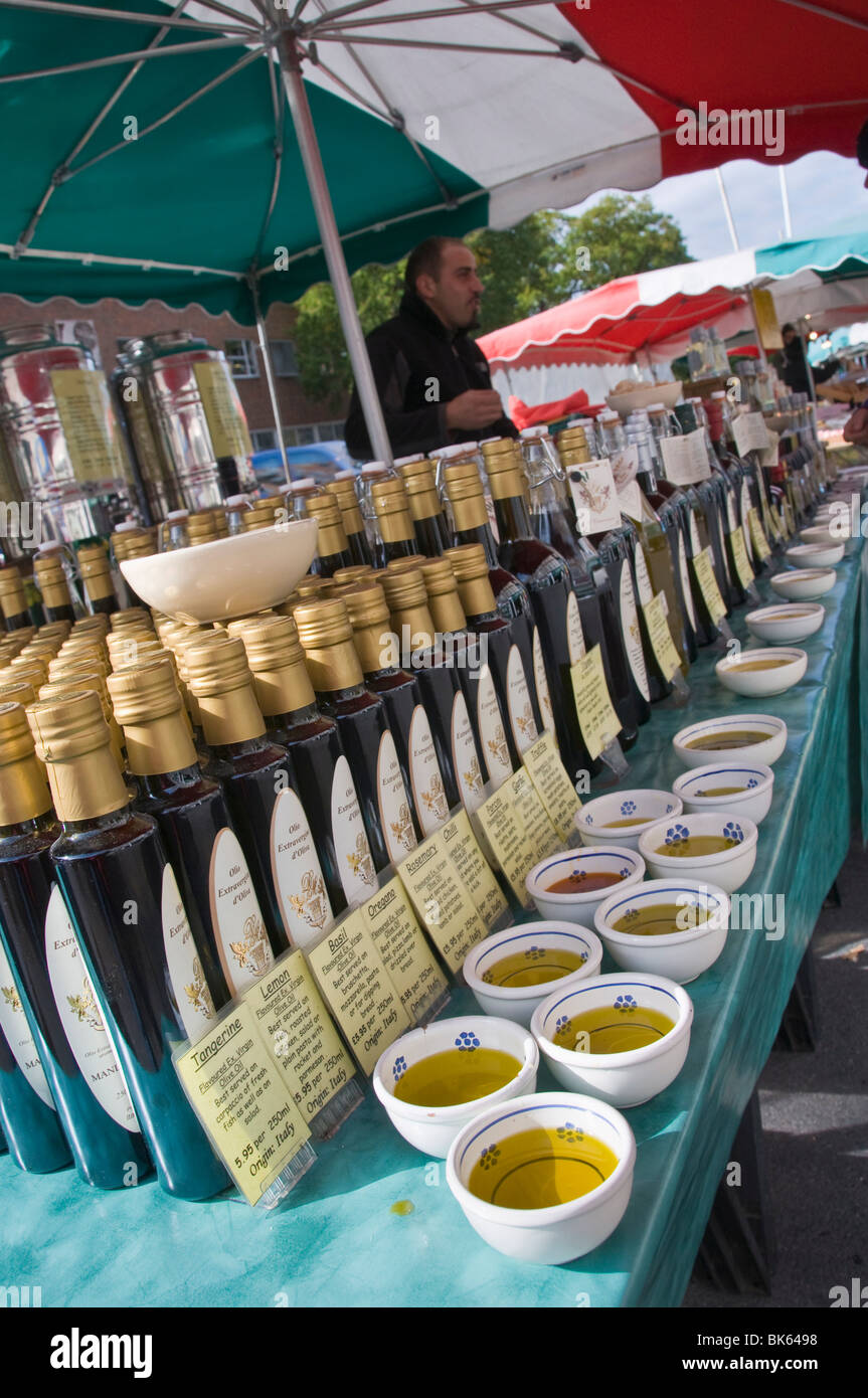 Olivenöl-Stand auf dem italienischen Markt in Walton-on-Thames, Surrey, England, Vereinigtes Königreich, Europa Stockfoto