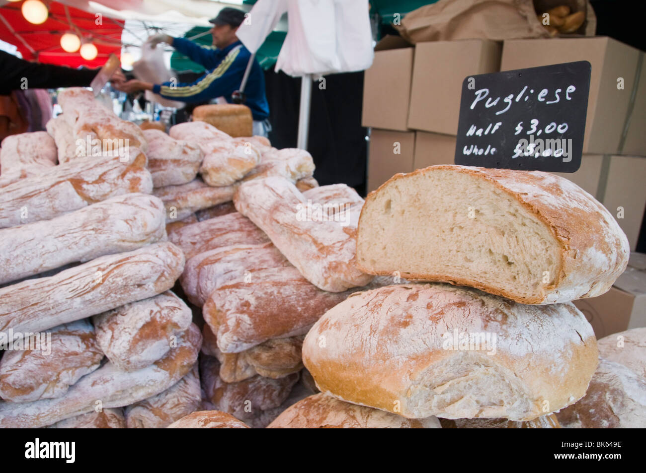 Brot-Stand auf dem italienischen Markt in Walton-on-Thames, Surrey, England, Vereinigtes Königreich, Europa Stockfoto