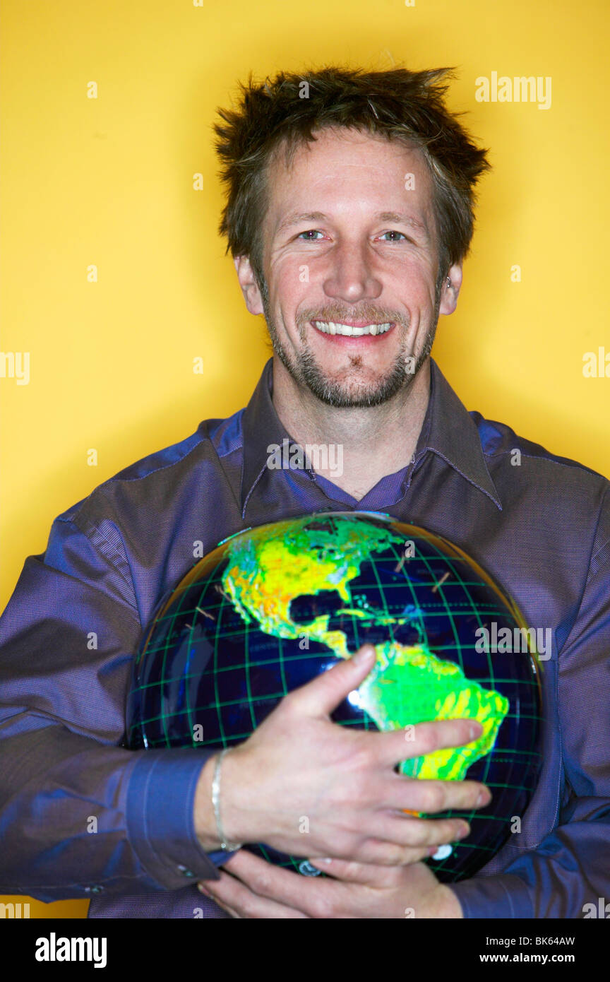 Geschäftsmann umarmt einen Globus und lächelnd Stockfoto