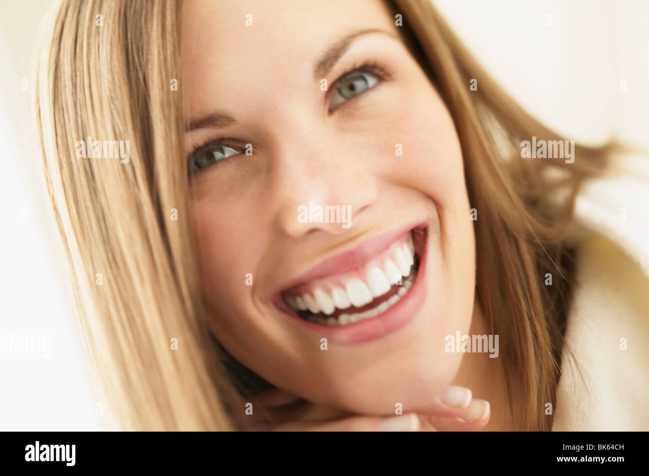 Nahaufnahme einer jungen Frau, Lächeln Stockfoto