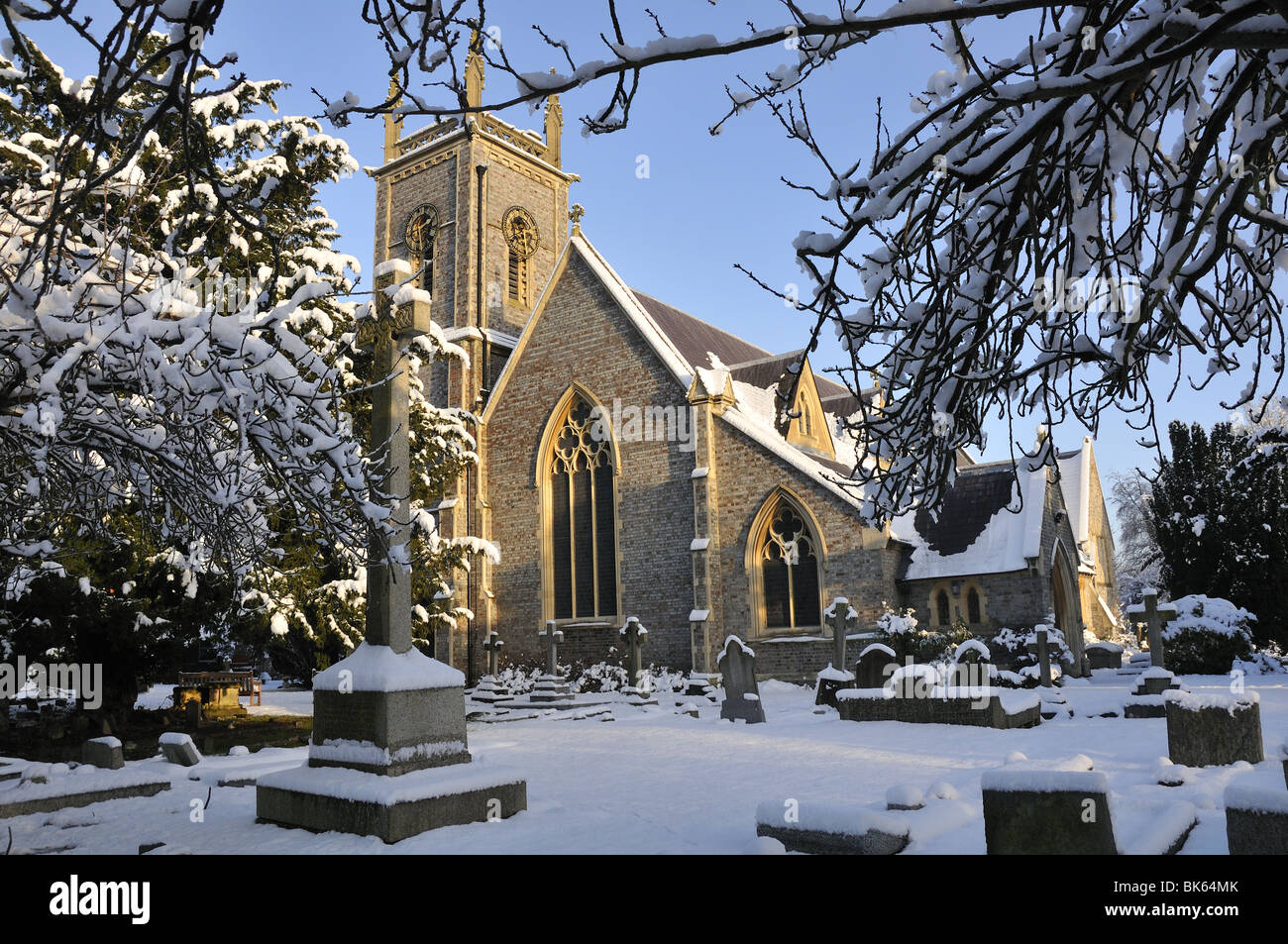St Peter Kirche genommen im Schnee, Church Road, Earley, Reading, Berkshire, England Stockfoto